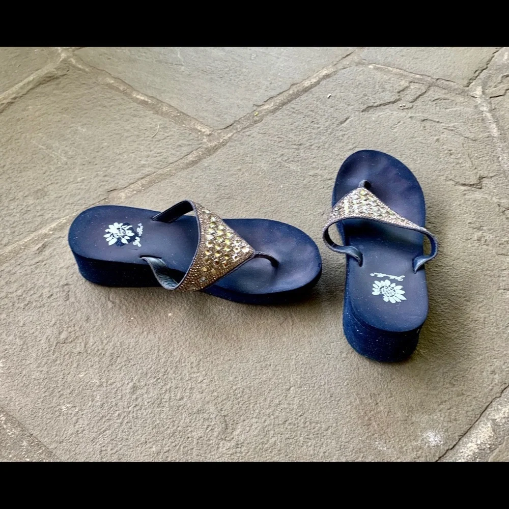 Yellow box sandals/flip-flops size 8 - Picture 2 of 4